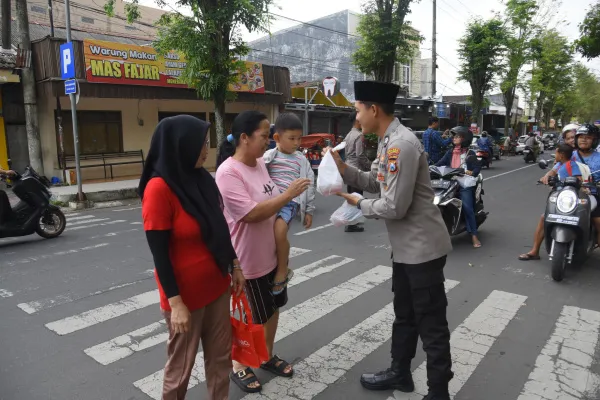 Polres Bondowoso Tebar Berkah Ramadan, Satbinmas Bagikan Ratusan Takjil di Alun-Alun Gerbong Maut