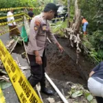 Police Line Terpasang, Longsor Gerus Bahu Jalan di Tempursari – Kendaraan Berat Dilarang Melintas