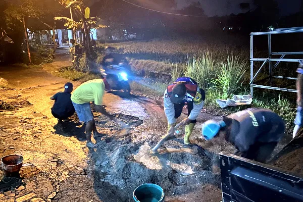 Akses Menuju Binakal Ditutup Total, Warga Gotong Royong Perbaiki Jalan Rusak