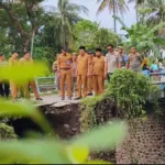 Pasca Jembatan Ambruk, Bupati Bondowoso Abdul Hamid Wahid Tinjau Langsung Lokasi Banjir di Prajekan