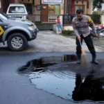 Tanpa Tunggu Laporan, AKP Muktamar Turun Tangan! Polisi Sigap Bersihkan Tumpahan Oli di Curahdami