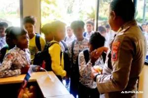 Polisi Jadi Sahabat Sejak Dini, Siswa SD Serbu Polsek Curahdami untuk Halal Bihalal