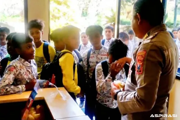Polisi Jadi Sahabat Sejak Dini, Siswa SD Serbu Polsek Curahdami untuk Halal Bihalal
