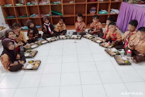 Pasca Libur, SPPG Binakal Kembali Salurkan Makanan Bergizi Gratis, Anak-Anak RA As-Sidiqin Tampak Antusias