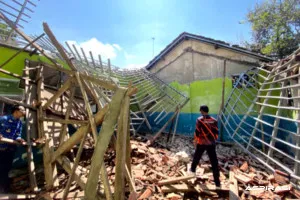 Diterjang Cuaca Ekstrem, Atap Kelas Ponpes di Bondowoso Ambruk 26 Santri Selamat, Kerugian Capai Rp50 Juta