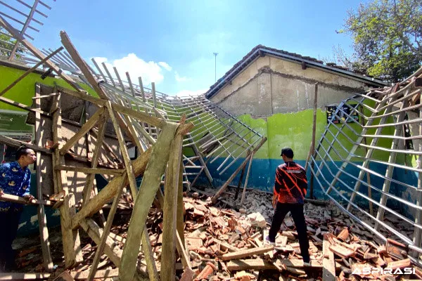 Diterjang Cuaca Ekstrem, Atap Kelas Ponpes di Bondowoso Ambruk 26 Santri Selamat, Kerugian Capai Rp50 Juta