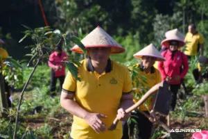 Tanam Hari Ini, Selamatkan Masa Depan! Kapolres Bondowoso Pimpin Aksi Hijau